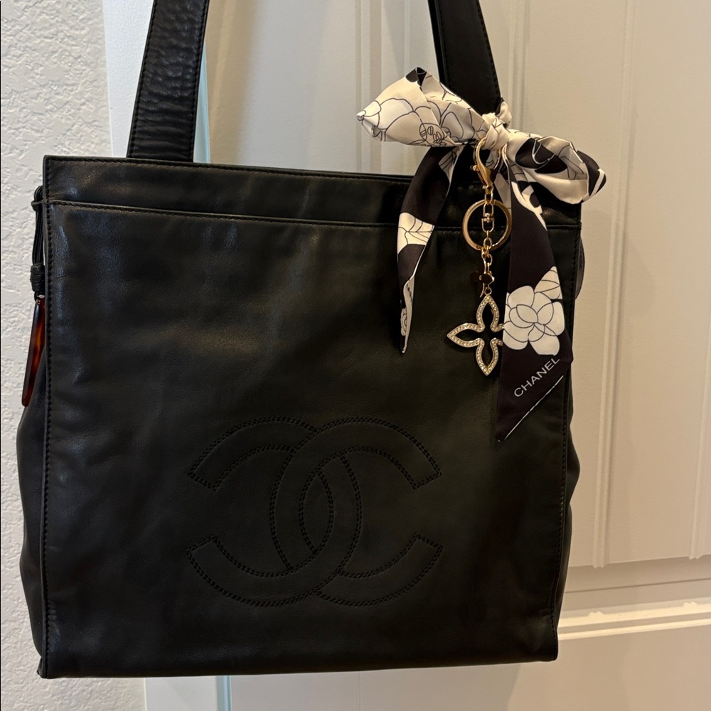 CHANEL CC Black Lambskin Leather Shoulder Shopper Bag Tote with top Zipper - Picture 3 of 13